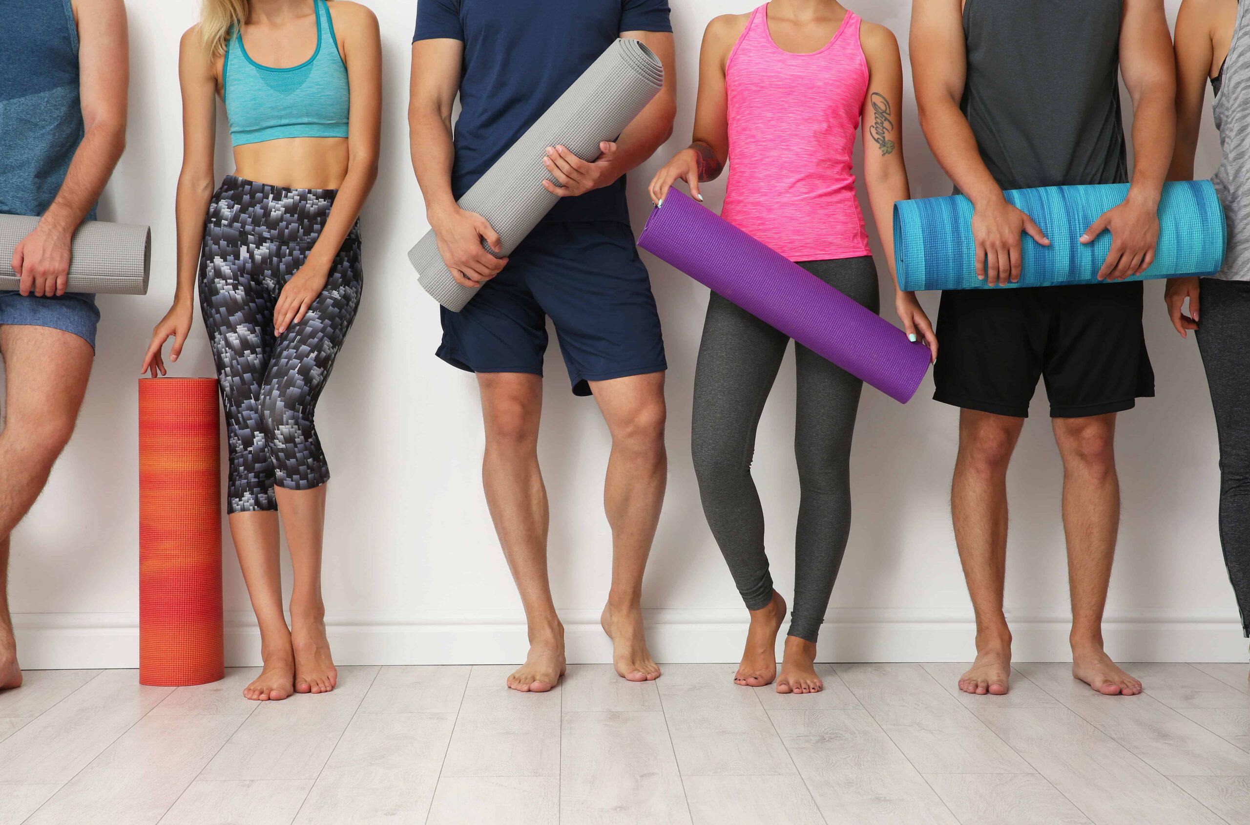 hellopilates menschen mit fitnessmatte